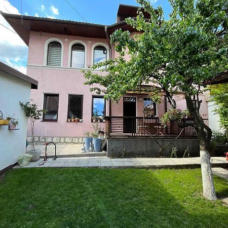 Apartments Music, Garden And Parking Сараево Экстерьер фото